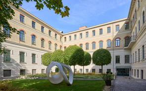 Kiadó budai 301 m2 Iroda - Flórián Udvar